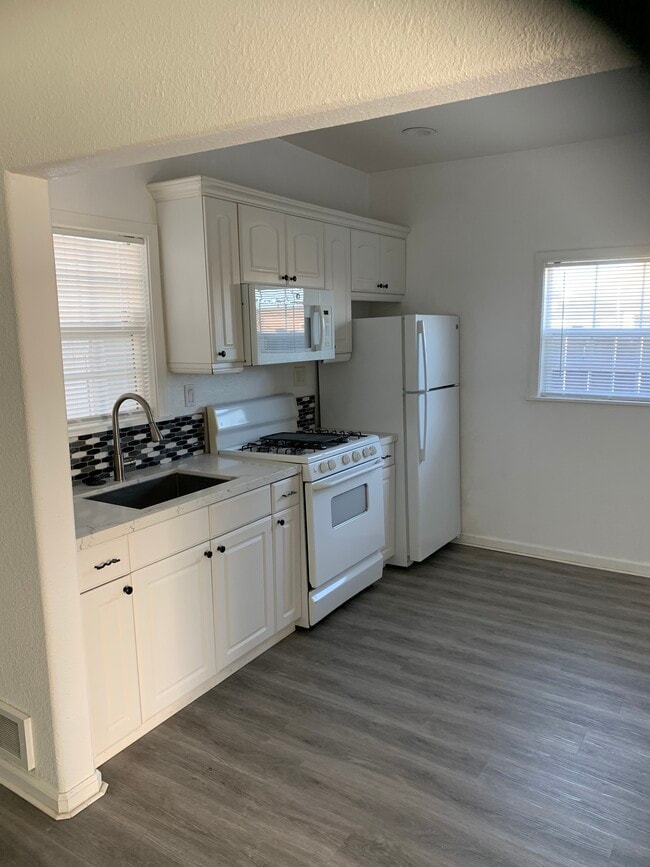 Kitchen - 2019 E 20th St Apartamentos Unidad D