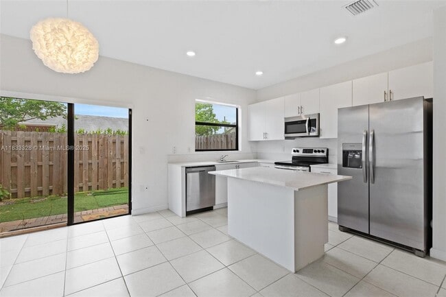 Building Photo - 965 NE 211th St Rental