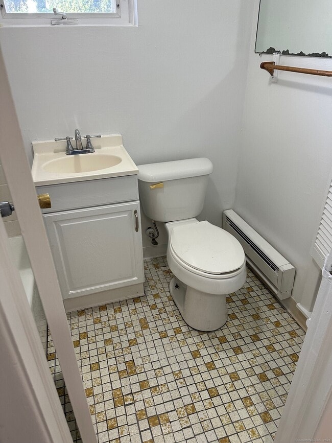 Photo - 379 Derby Ave Unidad 3