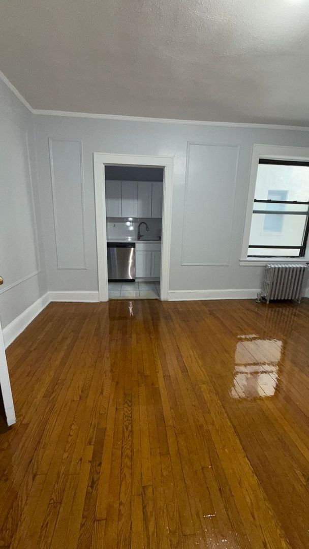 Photo - Hill Manor - Renovated Apartments Near Tra...