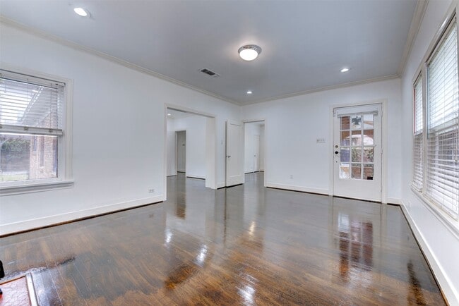 Photo - 2415 Elmen St