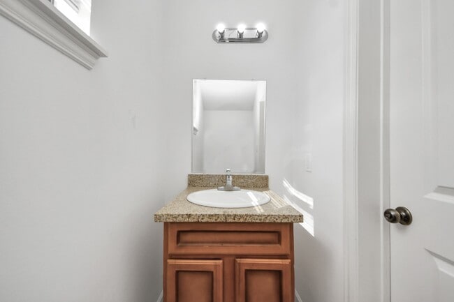 Building Photo - 4334 Oak Ridge Dr Unit A