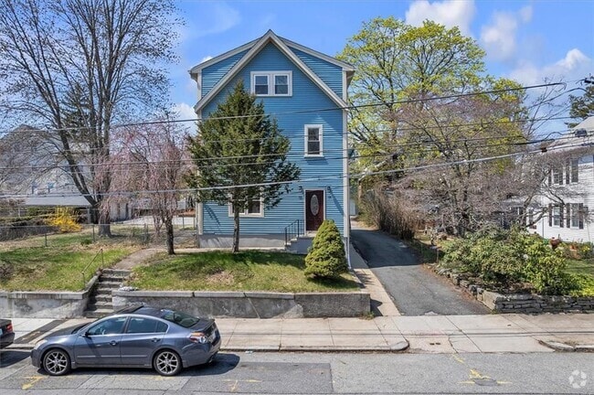 Building Photo - 32 Summer St Unit 2nd Rental