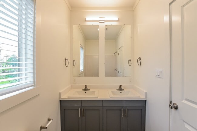 Building Photo - 3127 Bay St