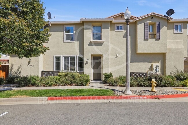 Building Photo - 1070 Sierra View Cir