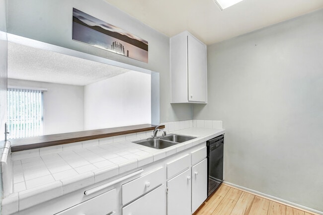 Photo - 5460 White Oak Ave Unidad G213