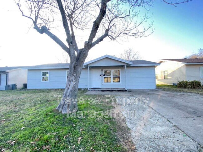 Photo - 905 Milam Dr