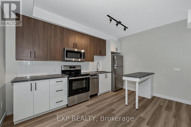 Photo - 211 Armstrong St Unité 001