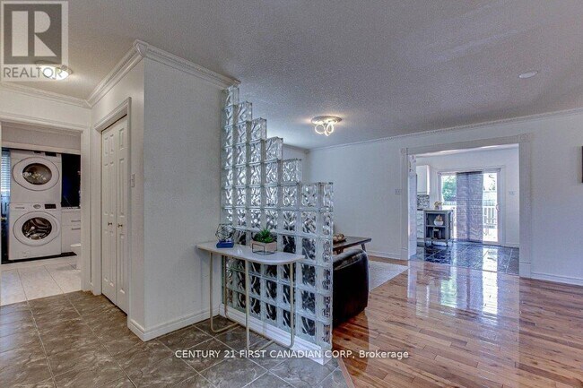 Photo - 1876 Coronation Dr