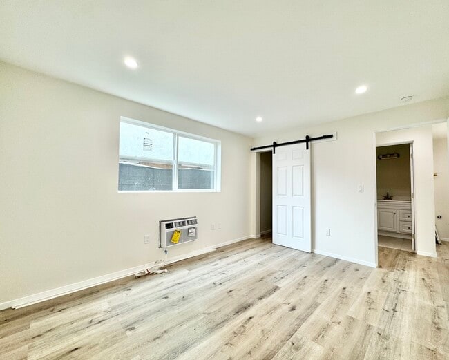 Photo - 14615 Gilmore St Unidad 1