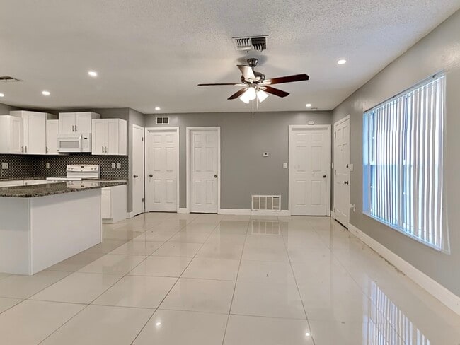 Photo - 6099 Colchester Ave