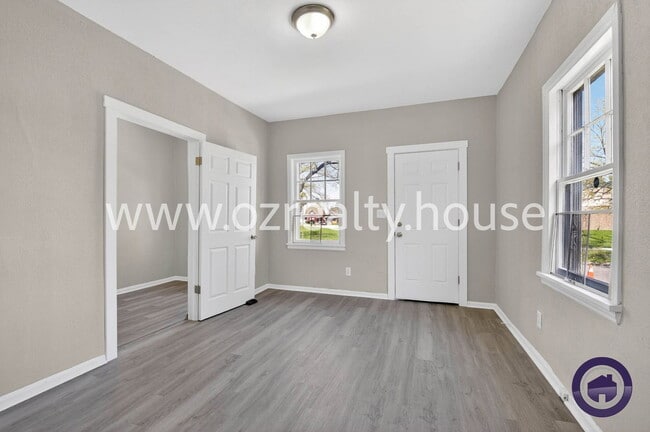Photo - 160 Bronson Ave