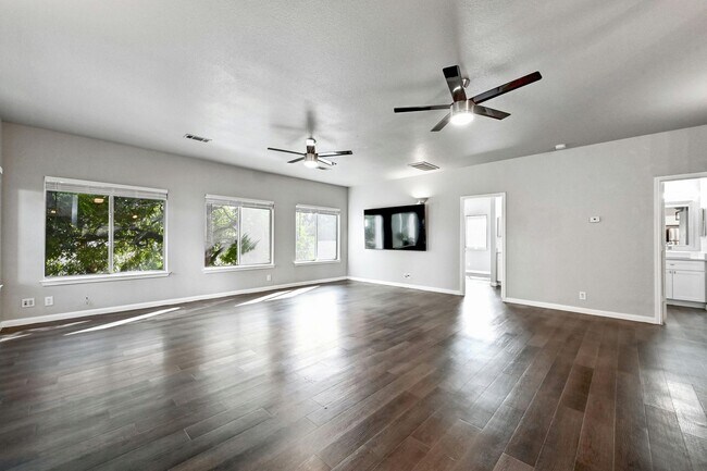 Photo - Renovated 6bed/3bath Close to Campus!