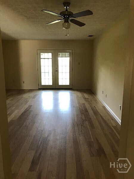 Photo - 282 Greenwich Dr