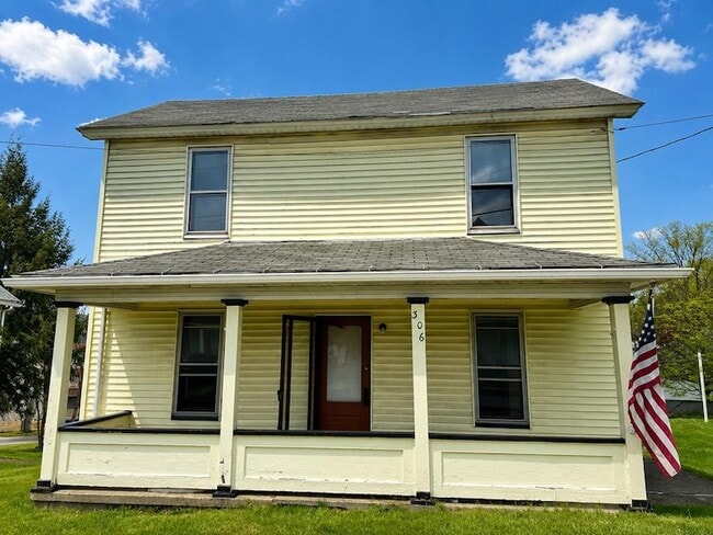 Building Photo - 306 Plummer St