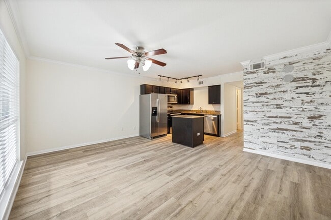 Photo - 300 Pecore St