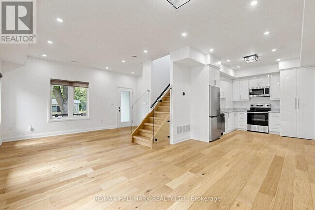 Photo - 2205 Victoria Park Ave