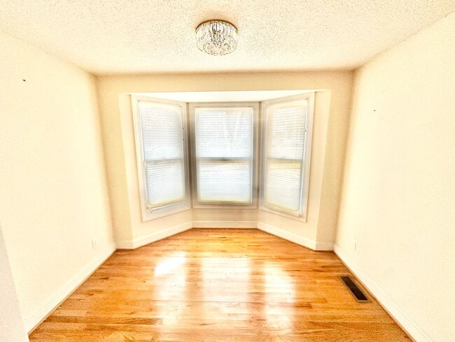 Photo - 952 Hawthorne Ln