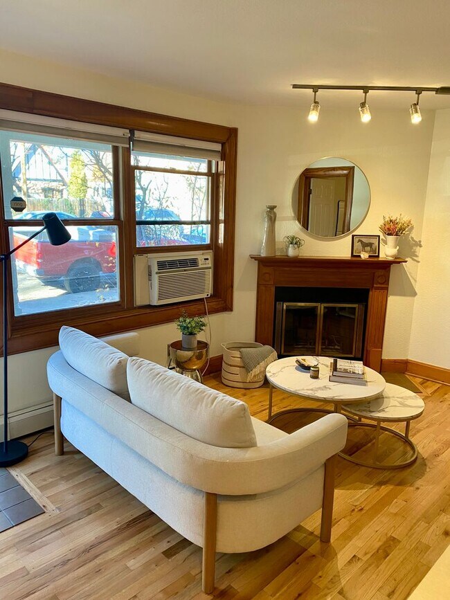 Photo - Sunny, Cozy 1 Bedroom Condo - Available for Move-in Now! Unidad 1