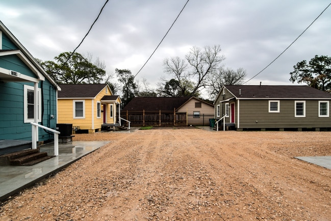 Quiet, well maintained homes - 1318 W Blum St