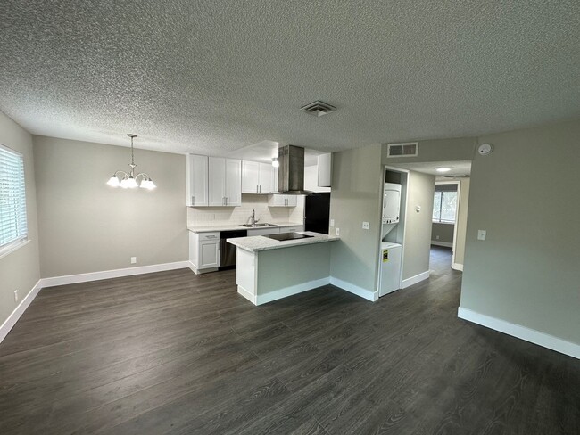 Updates 2 Bedroom Condo! Water+Garbage inc... - Updates 2 Bedroom Condo! Water+Garbage inc...