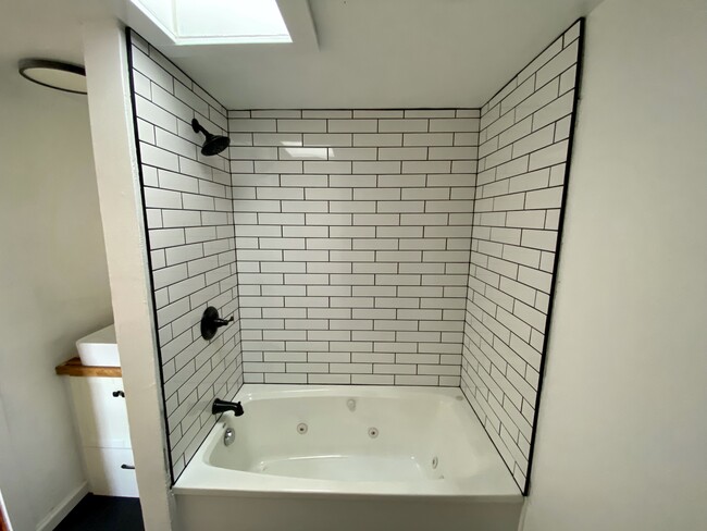 Full bathroom - 531 Burleigh Ave Unit #2