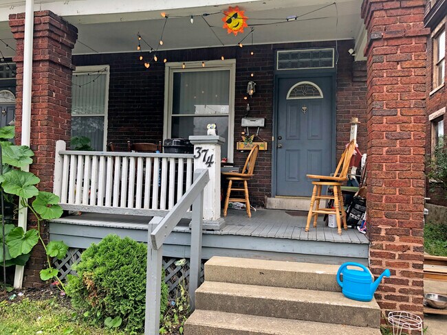 Porche delantero de 374 E Oakland - 374 E Oakland Ave