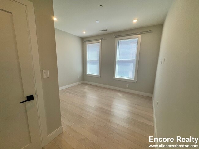 196 Green St Unit 3