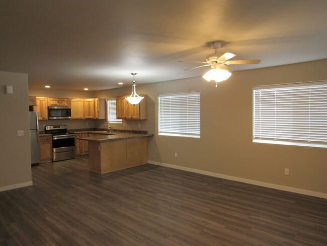 Photo - Nearly New 2bd/1ba Apartment w/washer/dryer included! Unidad 101