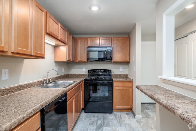 2BR, 2BA - 975SF - Kitchen - Village Green
