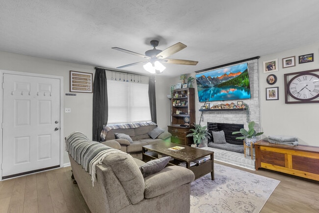 Photo - 529 W Grantham Rd