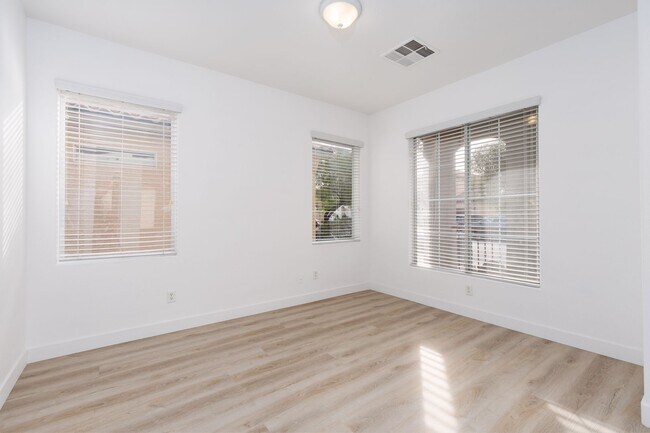 Photo - Good sized home located with easy access to the 15 and 215 Freeways in NLV.