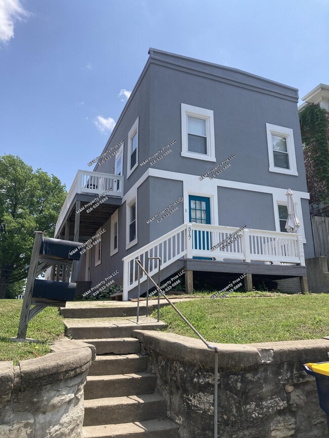 Photo - Charming 2 bedroom and 1 bath top-floor duplex located on Holmes St Kansas City, MO