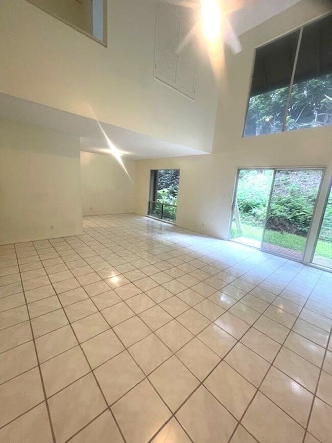 Building Photo - Beautiful 4 bed/ 2 bath/ 2 parking In Kaneohe