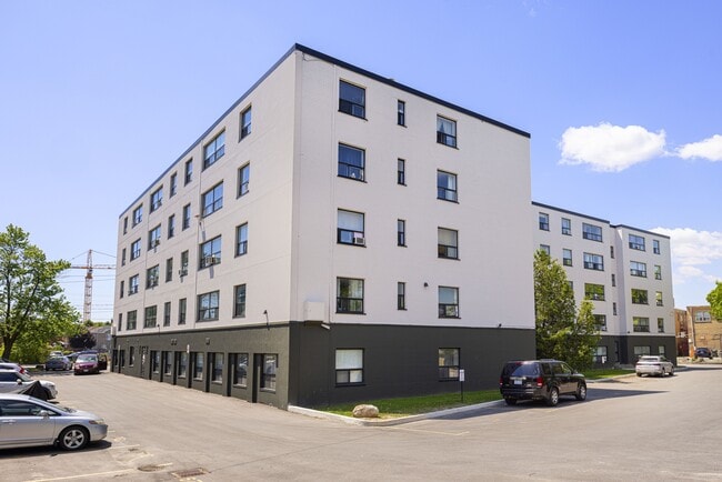 Photo - 1050 Castlefield Ave