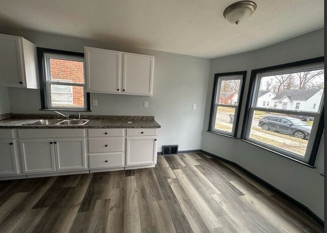 Building Photo - Cute 2 bedroom located on Detroit's West side.