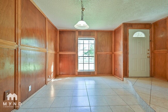 Photo - 712 Meadowglen Dr