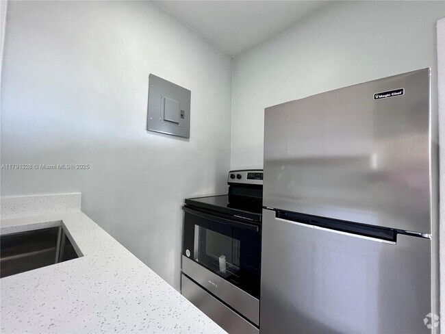 Building Photo - 2901 NW 18th St Unit 21 Rental