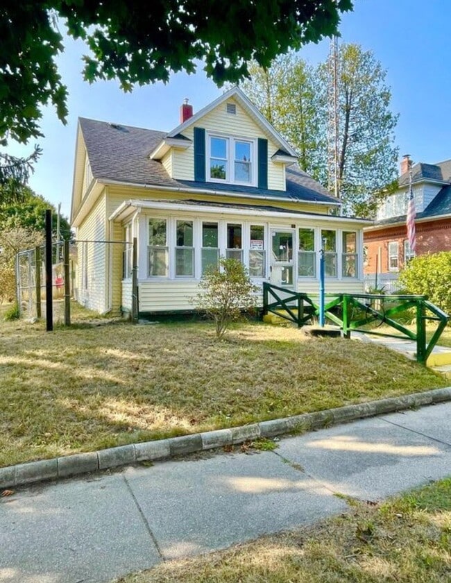 Building Photo - 806 E Loomis St Unit 1