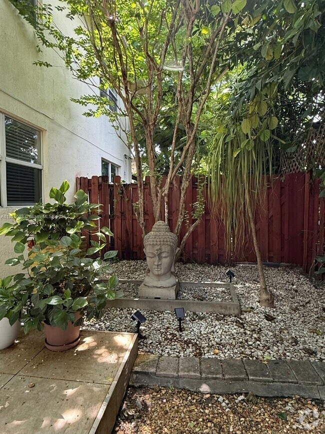 Building Photo - 530 NE 15th Ct Unit 6 Rental