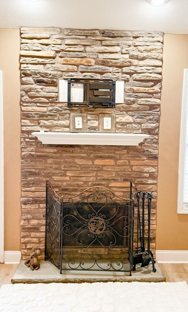 Photo - 3 Bedroom 2 Bathroom home! Large Fenced in Backyard!