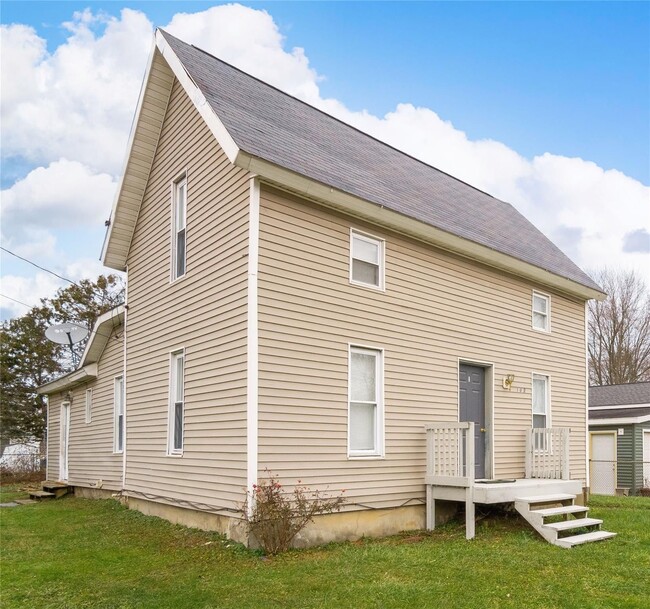 Building Photo - 107 E Perry St