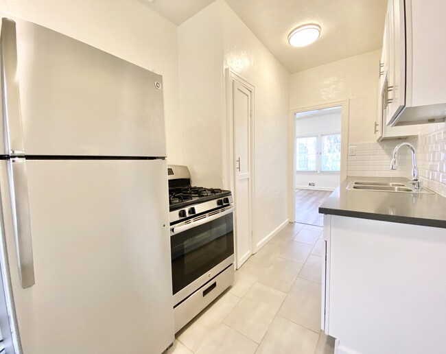 Building Photo - 832 N Alta Vista Blvd Unit 3/4 Rental