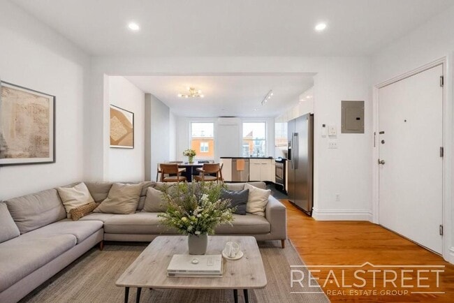 Building Photo - Charming Two-Bedroom Brownstone Residence Unit 3