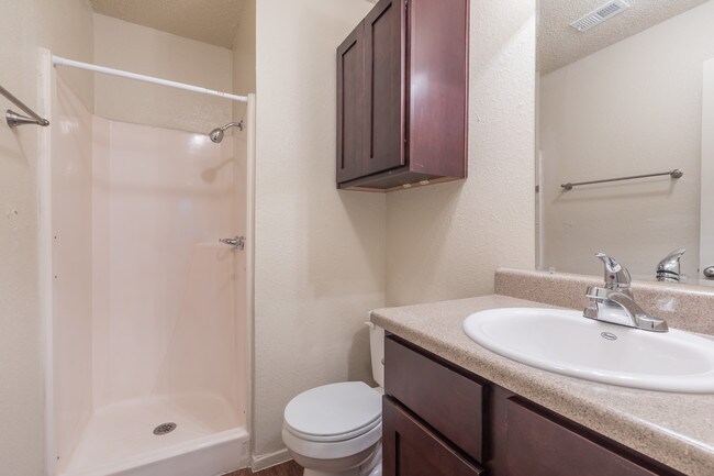 1900 Live Oak - attached bath
