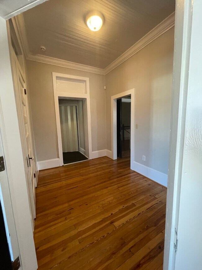 Photo - 123.5 S Main St