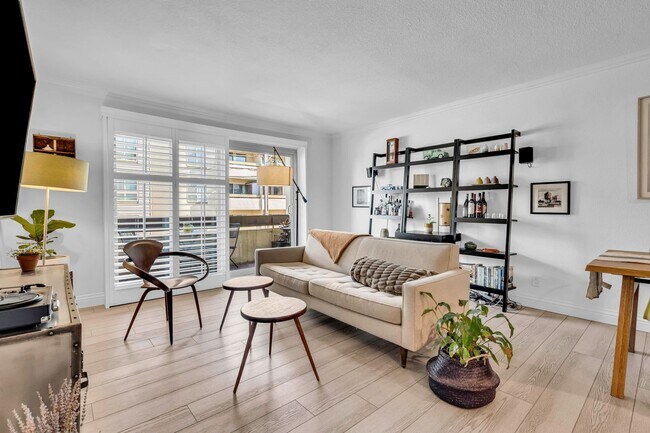 Building Photo - Luxe 1 BR Adam's Point Condo Available Now