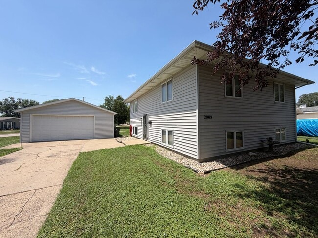 Building Photo - $2500 - 3 Bed 1.5 Bath Home in Riverside