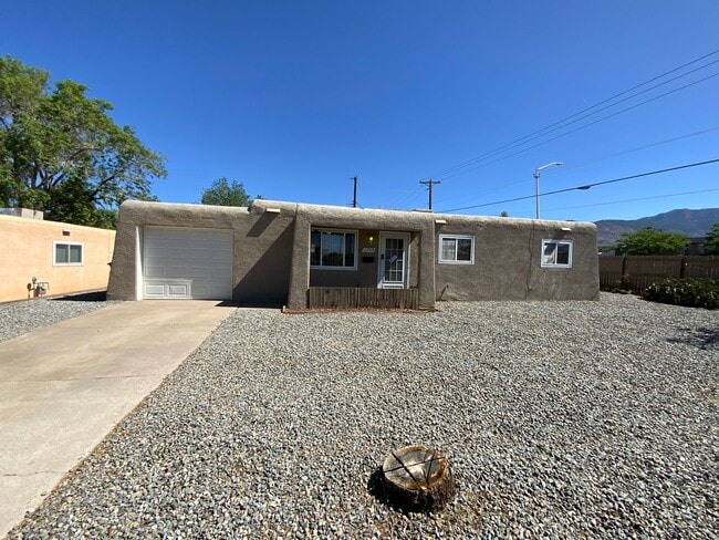 3 Bedroom Single Story Home Available Near... - 3 Bedroom Single Story Home Available Near...