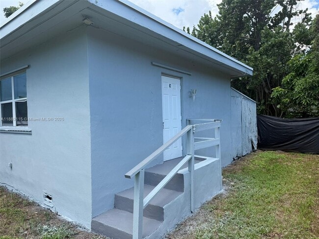 Building Photo - 2813 Dewey St Unit C Rental